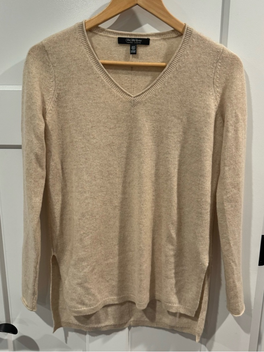 NEW Cashmere Saks Fifth Avenue Sweater Beige V Neck Women’s XS